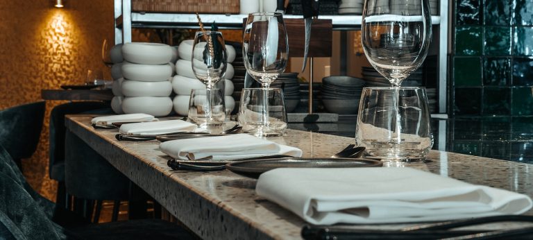 Gedekte barplaatsen bij de open keuken van Faran