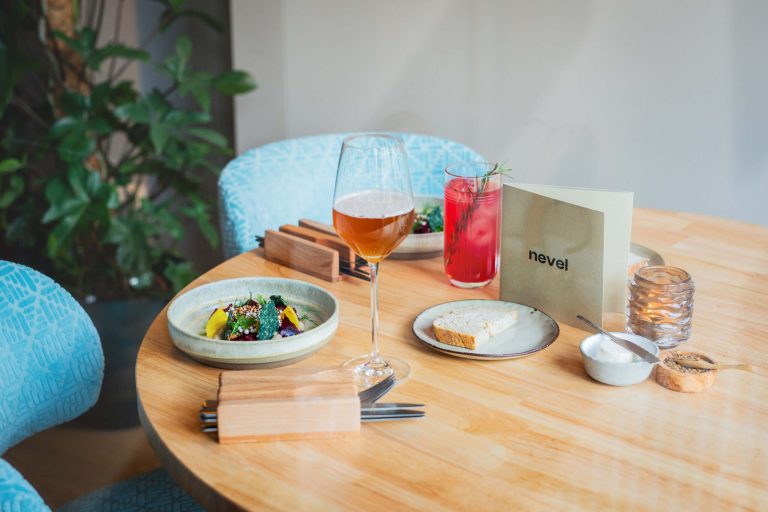Tafel met gerechten en dranken bij nevel