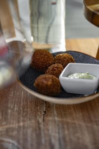 Gefrituurde hapjes met dipsaus bij FF Swanjéé