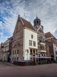 Hoekpand van het restaurant met terras onder parasols.