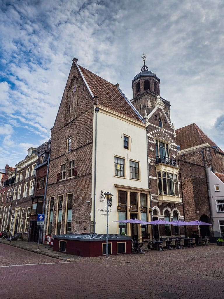 Hoekpand van het restaurant met terras onder parasols.
