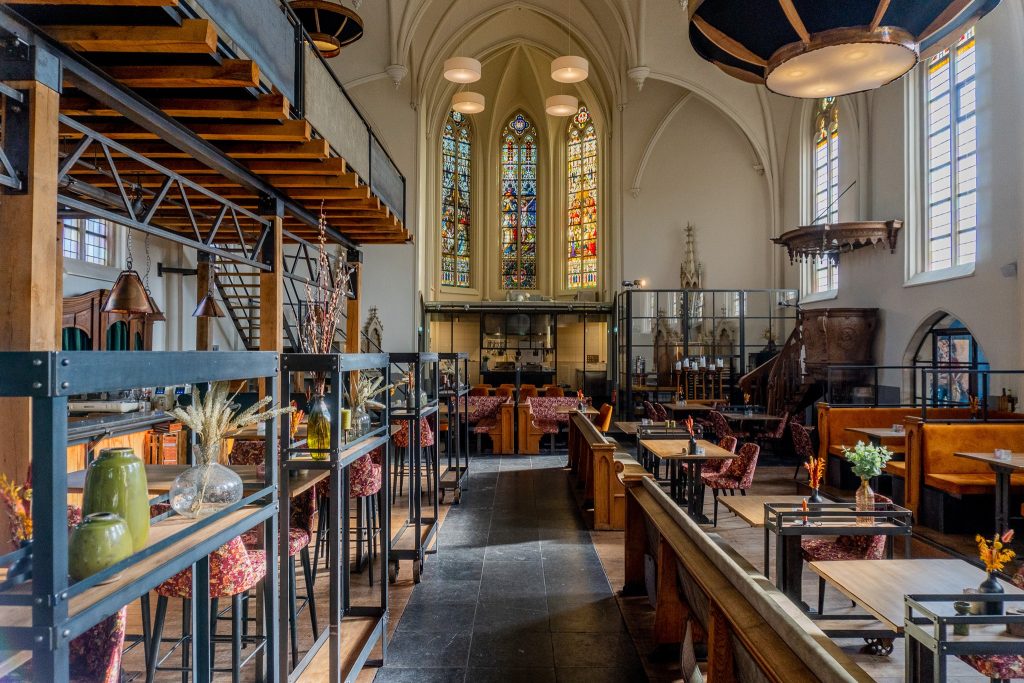 Restaurantinterieur in voormalige kerk.