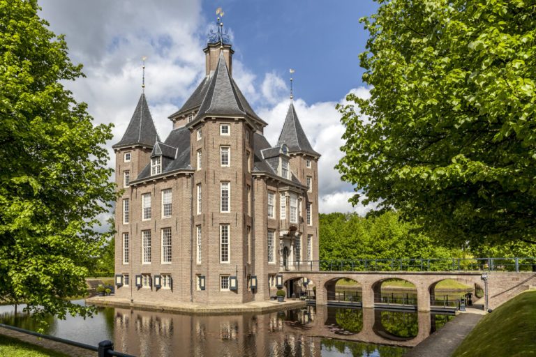 Kasteel Heemstede met toegangsbrug en gracht.