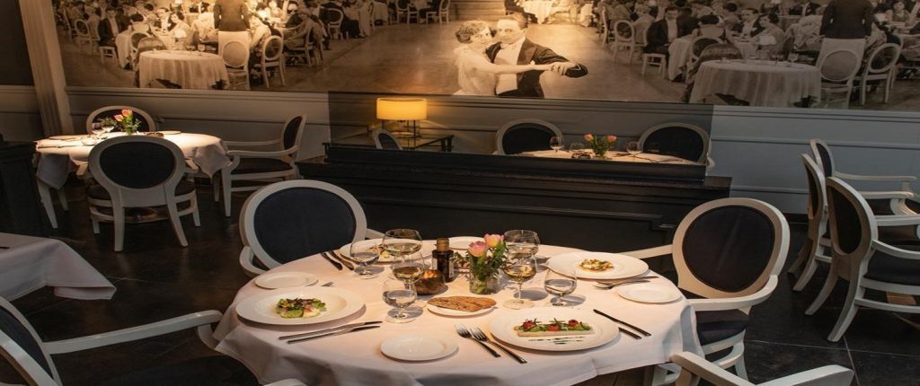 Gedekte tafel in het restaurant.