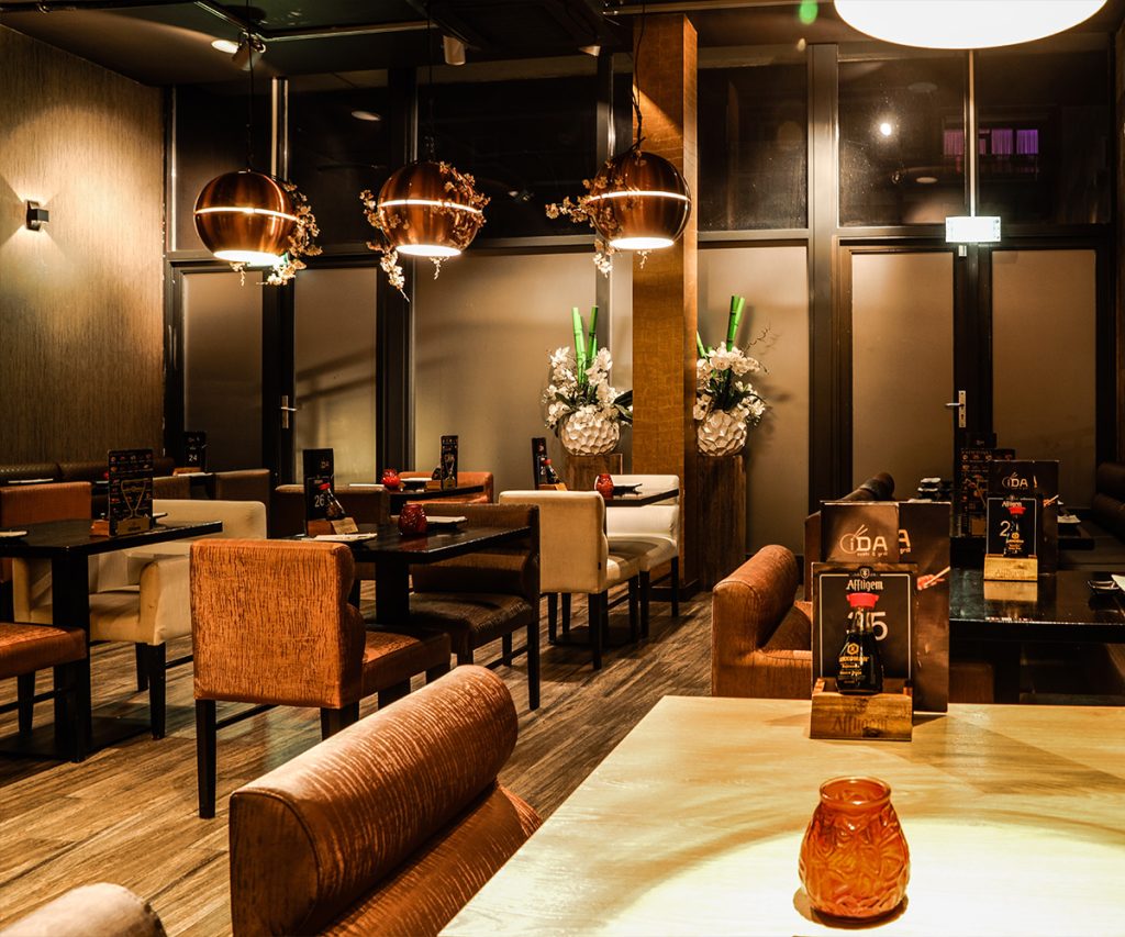 Restaurantinterieur met tafels, verlichting en zichtbare iDA-menukaarten.