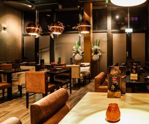 Restaurantinterieur met tafels, verlichting en zichtbare iDA-menukaarten.