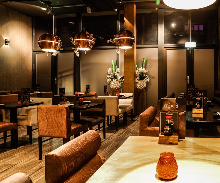Restaurantinterieur met tafels, verlichting en zichtbare iDA-menukaarten.