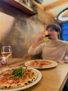 Pizza’s geserveerd aan een restauranttafel.