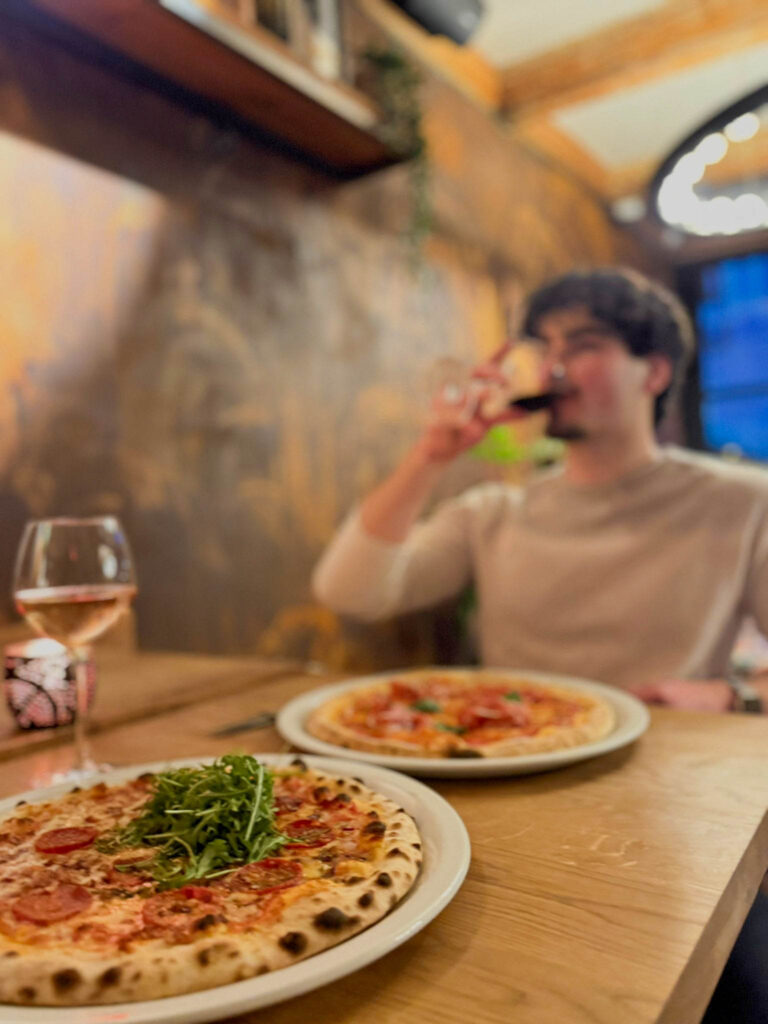 Pizza’s geserveerd aan een restauranttafel.