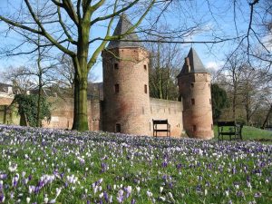 Historische stadspoort met twee torens waarin het restaurant is gevestigd.