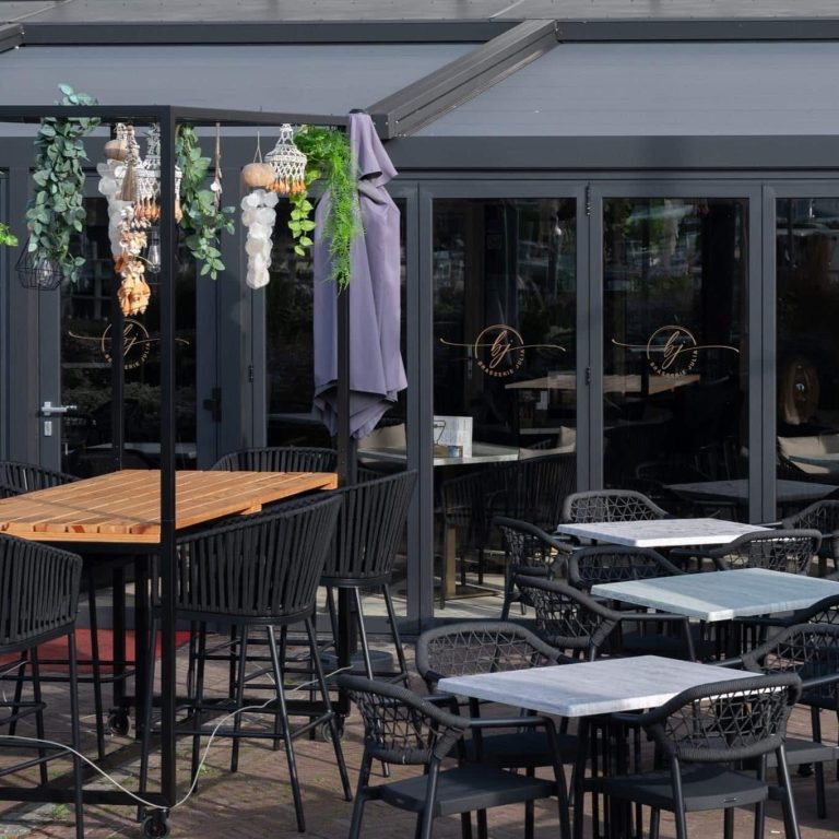Terras en gevel van Brasserie Julia; vierkante foto.