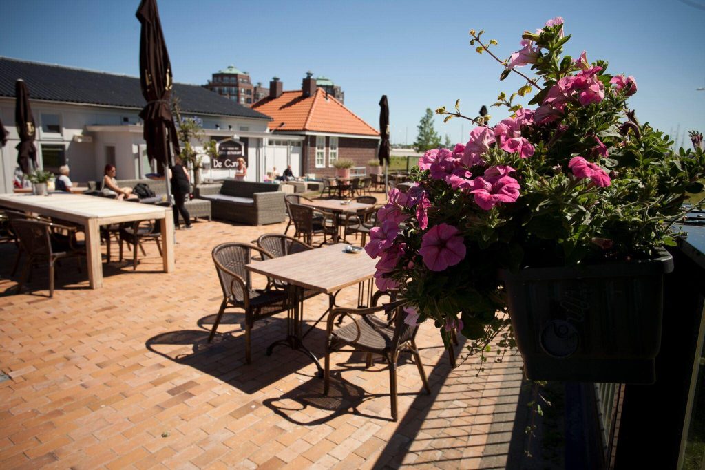 Zonnig terras bij De Cantine.