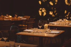 Sfeervol interieur met houten tafels en warme verlichting.