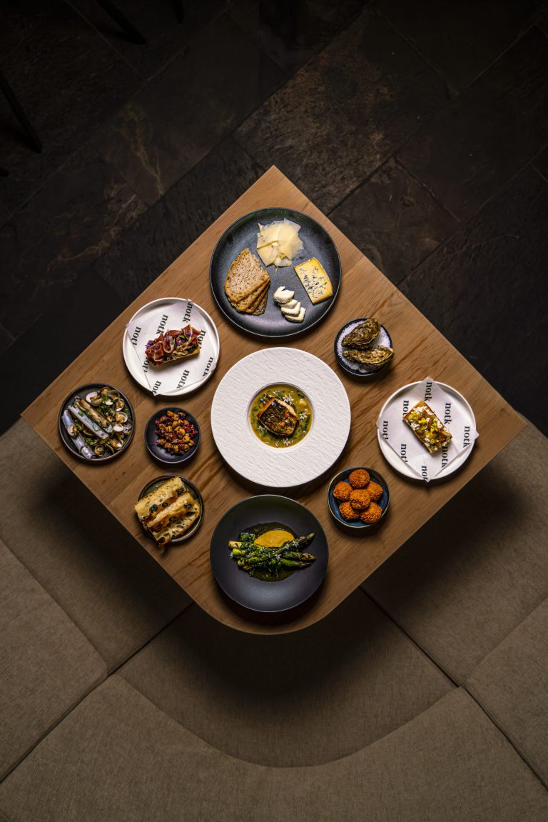 Bovenaanzicht van complete tafel met diverse gerechten.