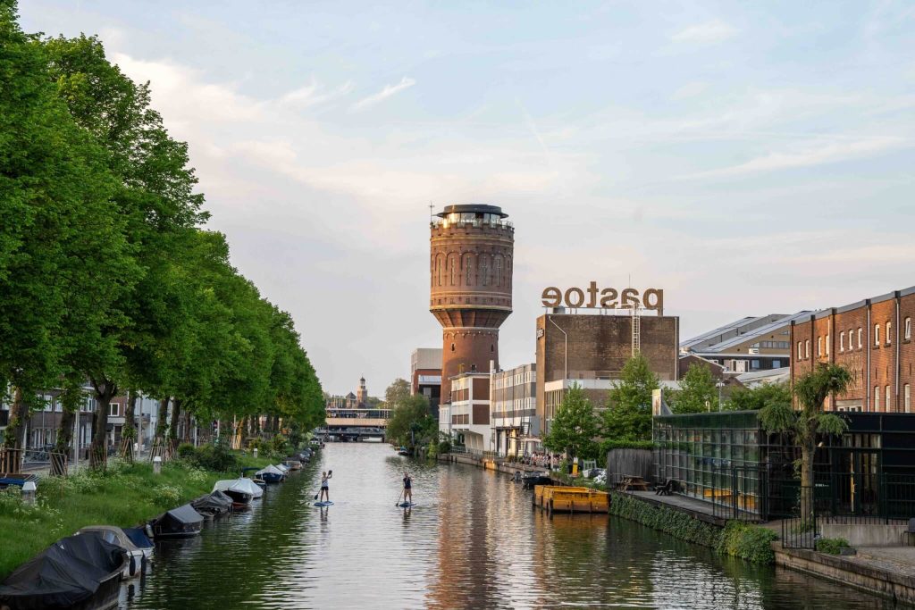 Watertoren en kanaal gezien vanaf de kade.