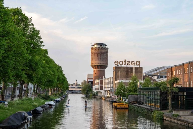 Watertoren en kanaal gezien vanaf de kade.