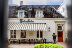 Gevel met naam Goeie Louisa, luifel en terras.