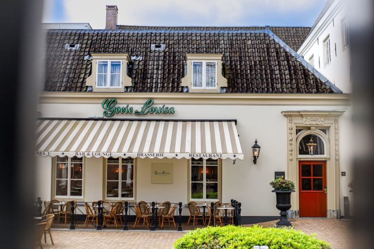 Gevel met naam Goeie Louisa, luifel en terras.