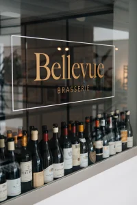 Wijnetalage met het opschrift Bellevue Brasserie.
