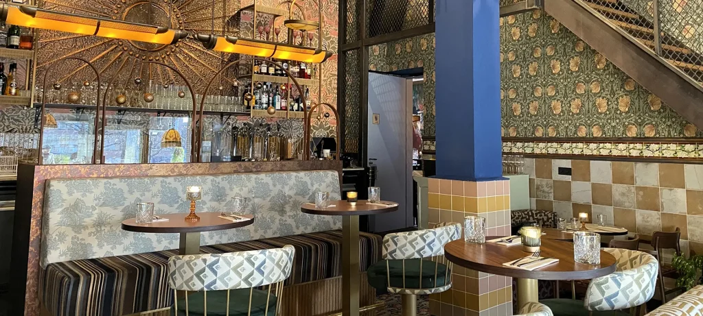 Bar en ronde tafels van Café Toulouse.