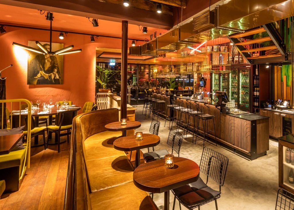 Warm verlicht restaurantinterieur en bar.