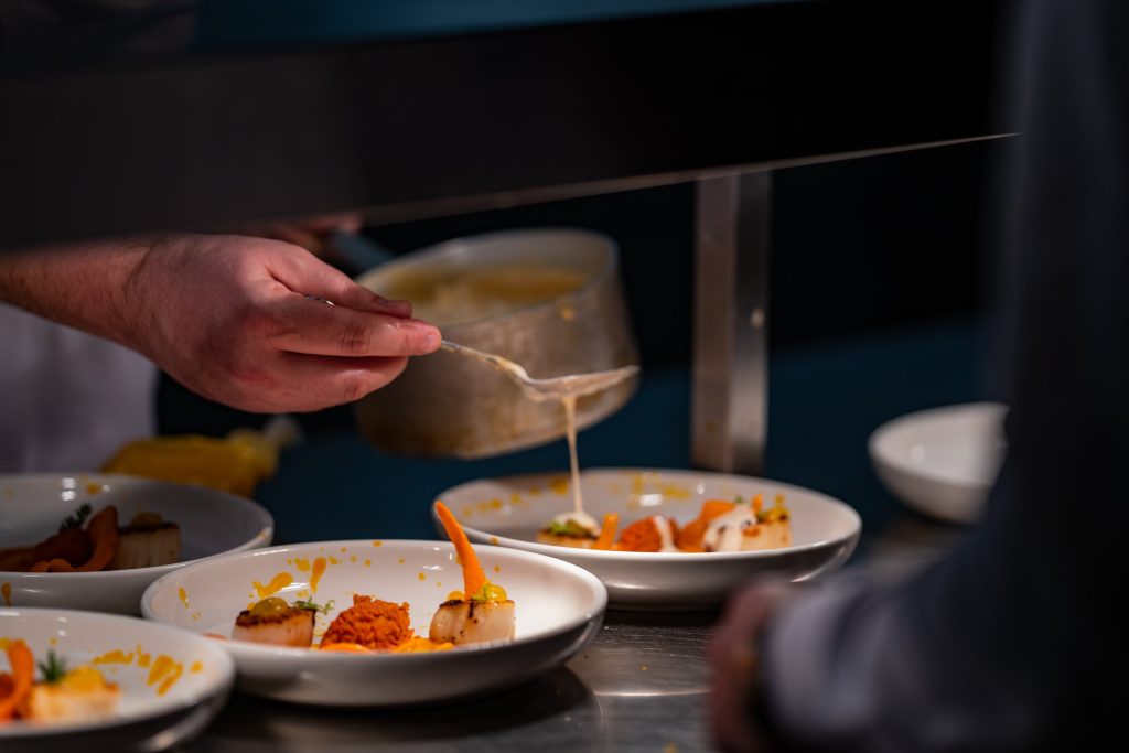 Gerechten worden met saus afgewerkt bij 't Fnidsen
