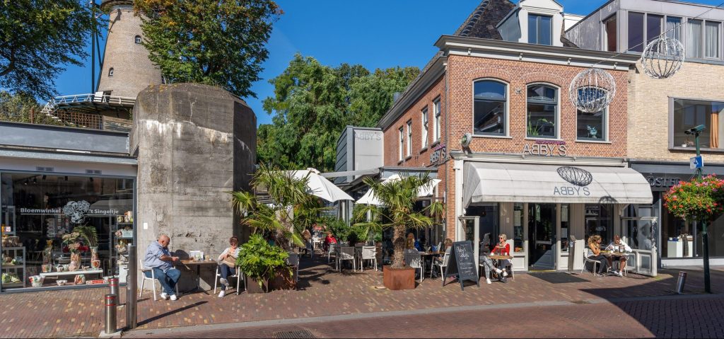 Straathoek met de herkenbare gevel en het terras van Restaurant Abby’s.