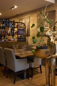 Tafels en wijnkast in Restaurant Danyel.