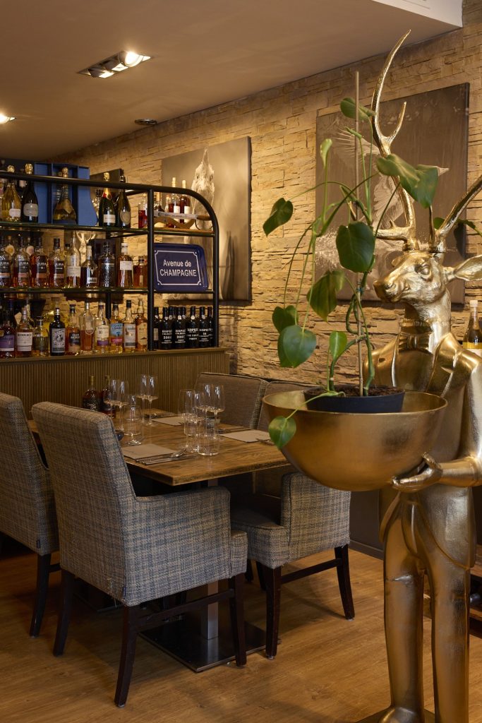 Tafels en wijnkast in Restaurant Danyel.