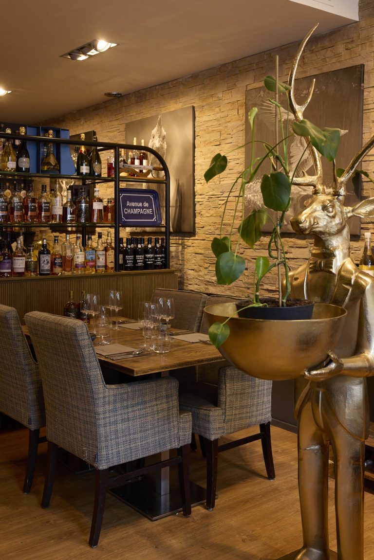 Tafels en wijnkast in Restaurant Danyel.