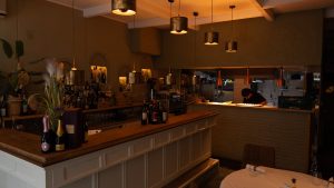 Bar en eetzaal van La Cloche.