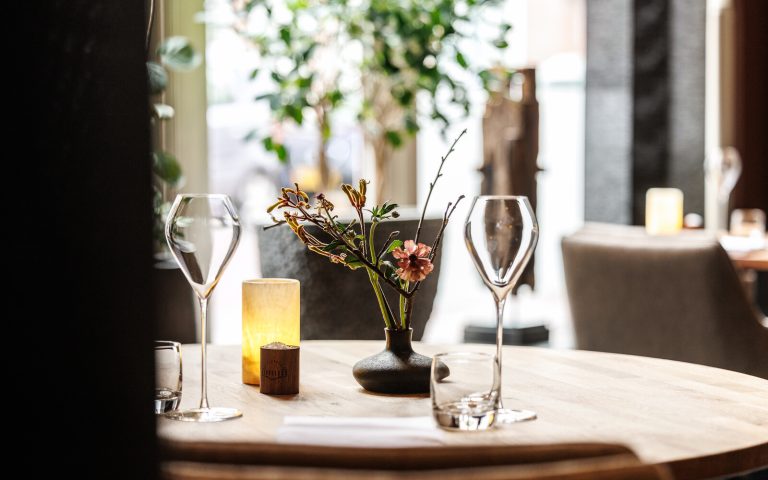 Gedekte tafel met vaas in het restaurant.