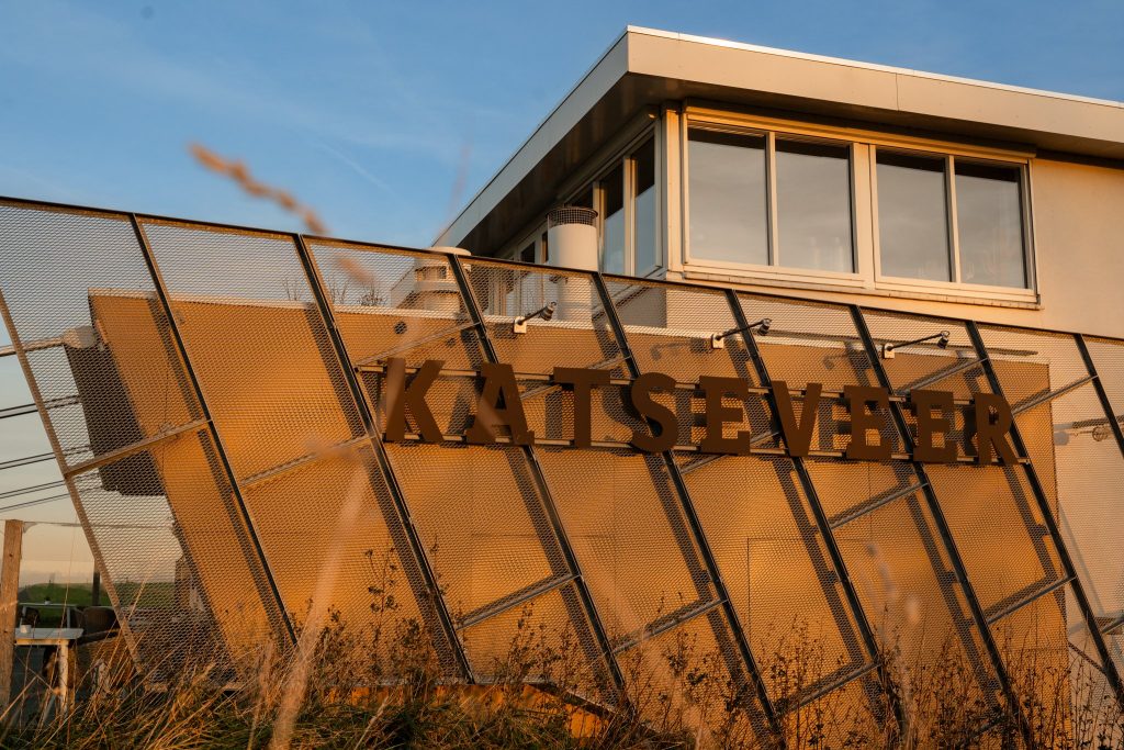 Gevel en terrasafscheiding met zichtbare naam Katseveer.