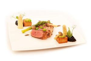 Gerecht met vlees, asperges en groenten bij Auberge de Veste